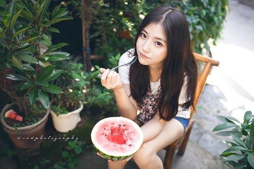 夏日吃瓜女孩图片,吃瓜女孩的清凉时光