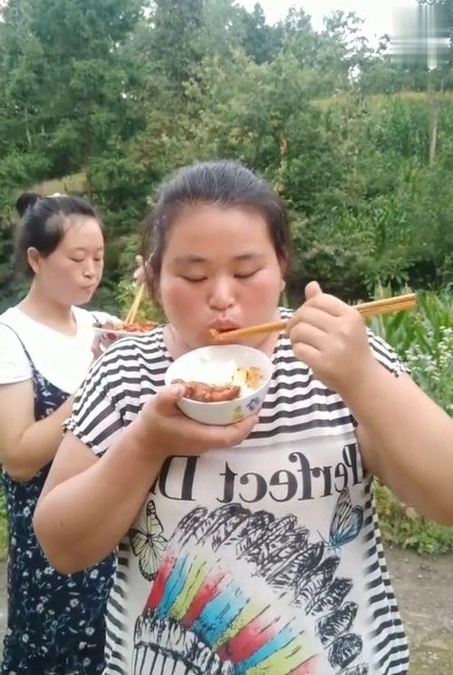 大姐在外面唱歌吃瓜,边唱歌边吃瓜，成为街头一景