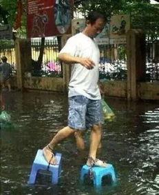 天津大爷暴雨吃瓜视频,诠释城市生活百态