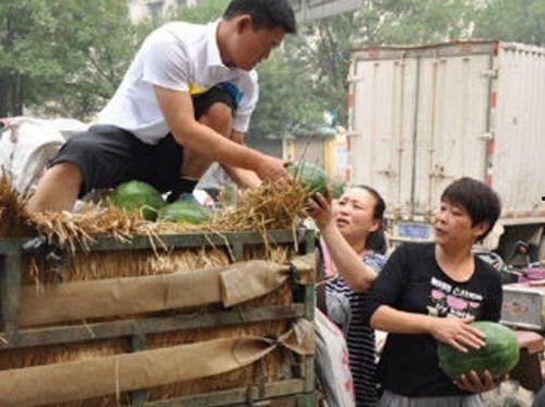 襄城县南关吃瓜,夏日吃瓜，品味古城风情
